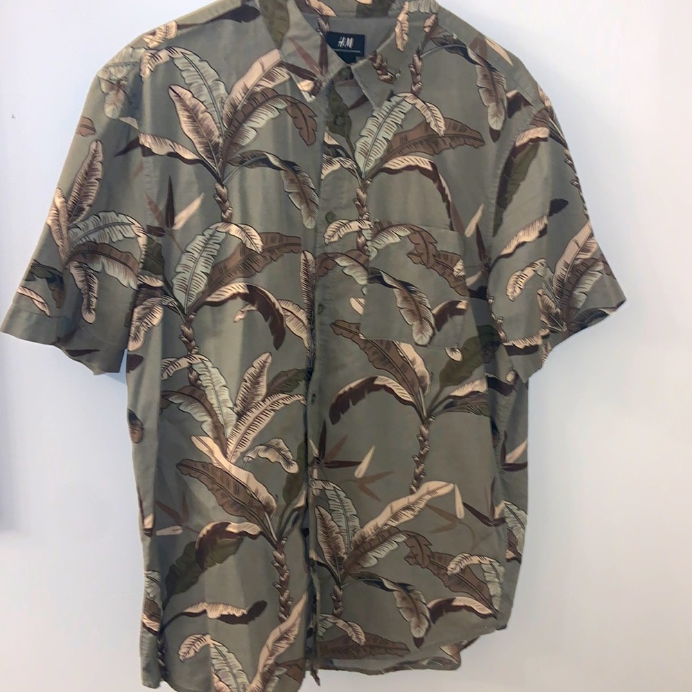 H&M short sleeved button down shirt